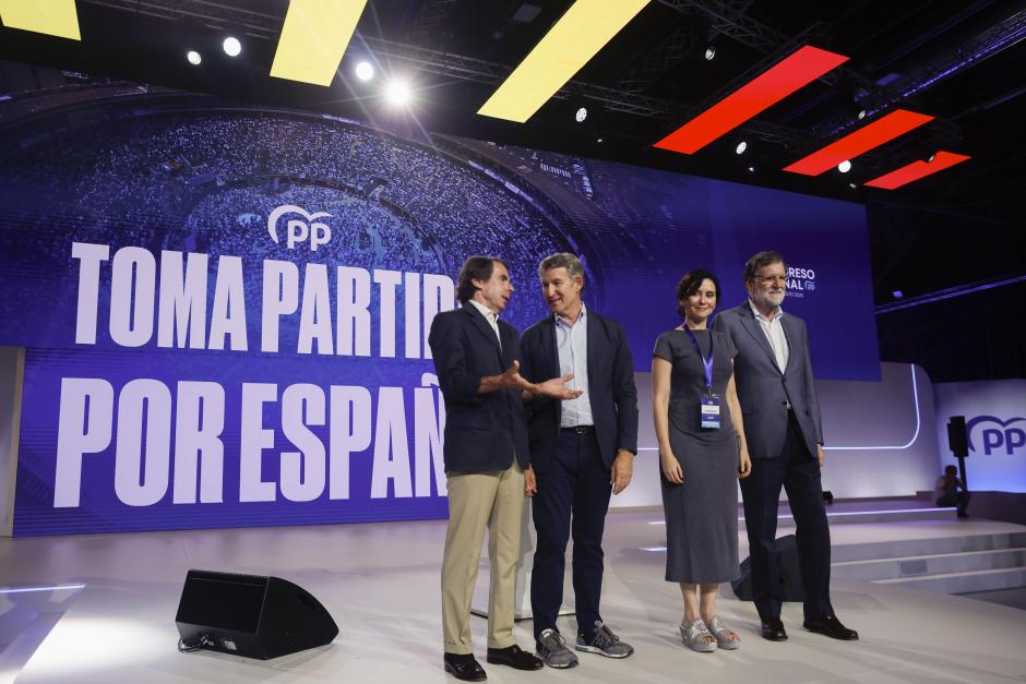 Aznar, Rajoy y Ayuso acompañando a Feijóo en el escenario