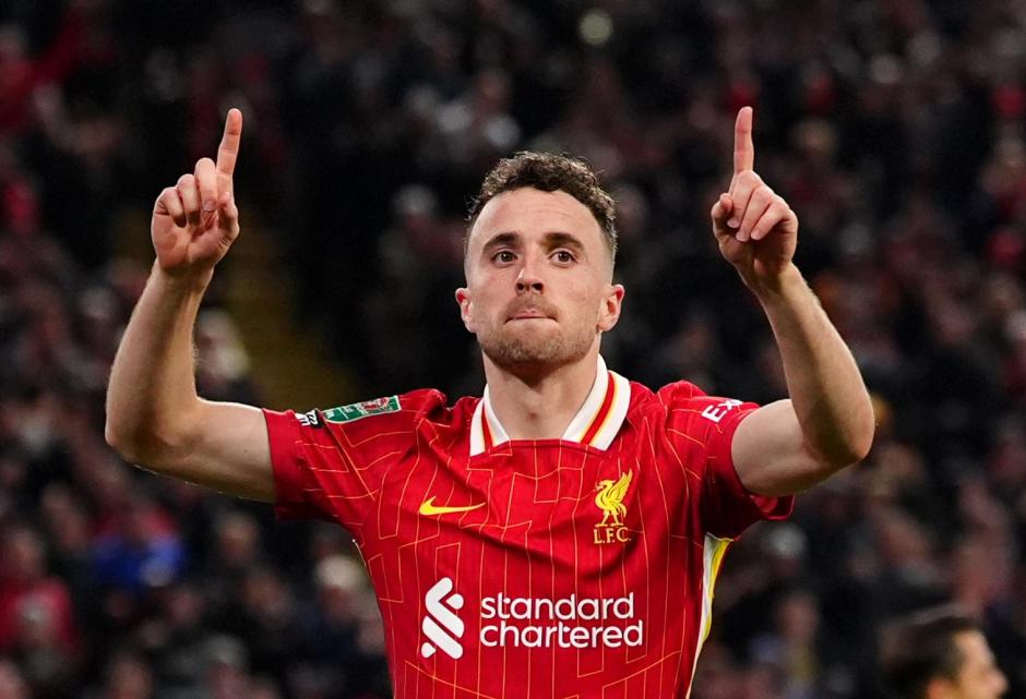 Diogo Jota celebra un gol con la elástica del Liverpool