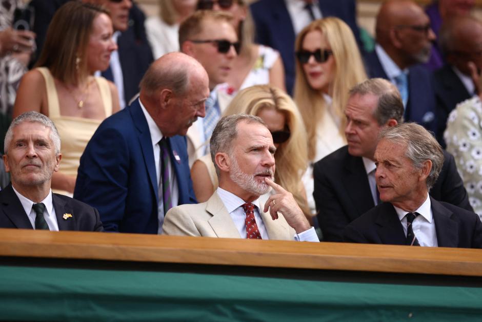 King Felipe VI of Spain (C) sits on the royal box on Centre Court ahead of the men's singles final tennis match between Italy's Jannik Sinner and Spain's Carlos Alcaraz on the fourteenth day of the 2025 Wimbledon Championships at The All England Lawn Tennis and Croquet Club in Wimbledon, southwest London, on July 13, 2025. (Photo by HENRY NICHOLLS / AFP) / RESTRICTED TO EDITORIAL USE