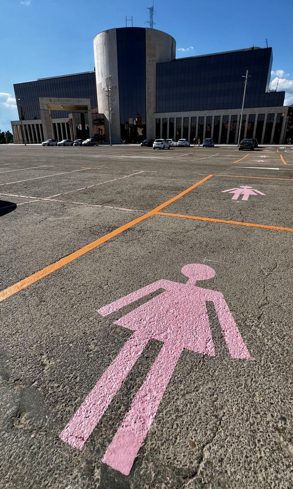 Detalle de los símbolos del aparcamiento para mujeres en la explanada de los Pendones Leoneses