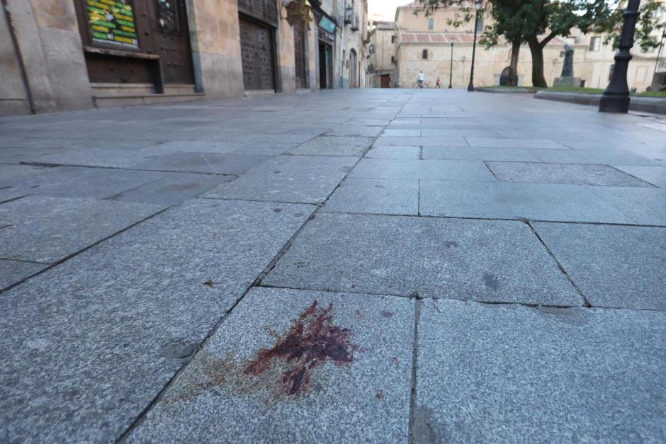 Restos de sangre tras un apuñalamiento mortal en Salamanca