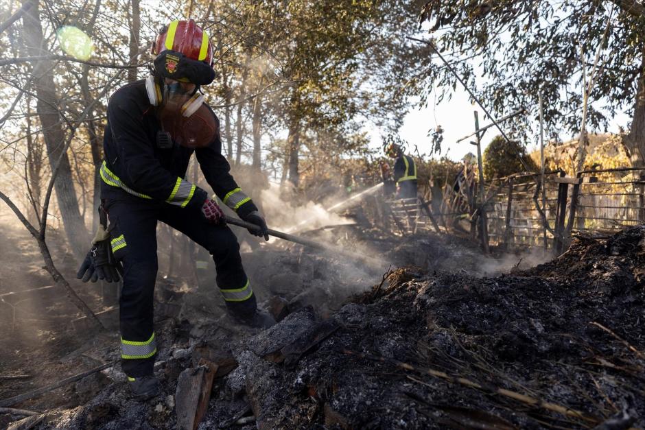 Un bombero de la Comunidad de Madrid trabaja en labores de extinción del incendio de Méntrida