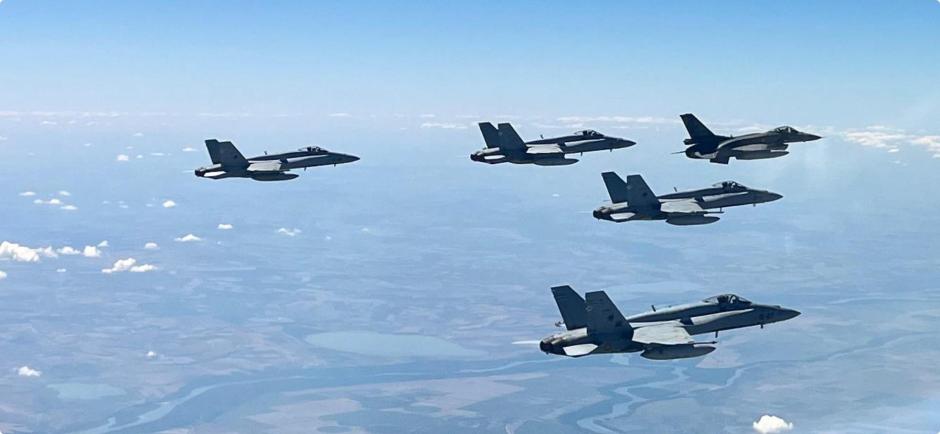 Cazas F-18 en vuelo en formación