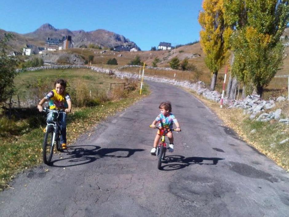 Dos niños montan en bici por el Pirineo Aragonés