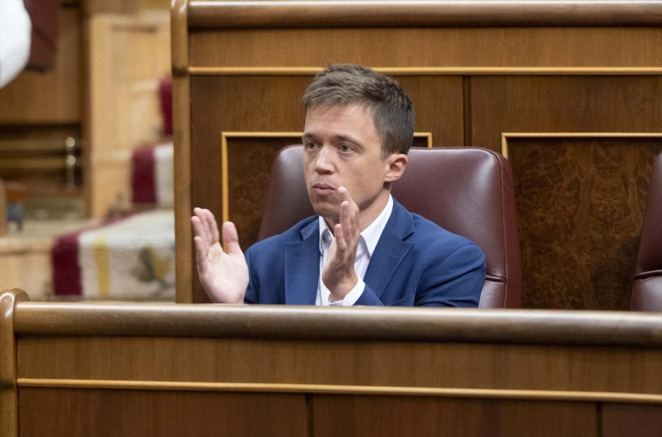 Íñigo Errejón aplaude durante una sesión plenaria en el Congreso de los Diputados, a 11 de septiembre de 2024