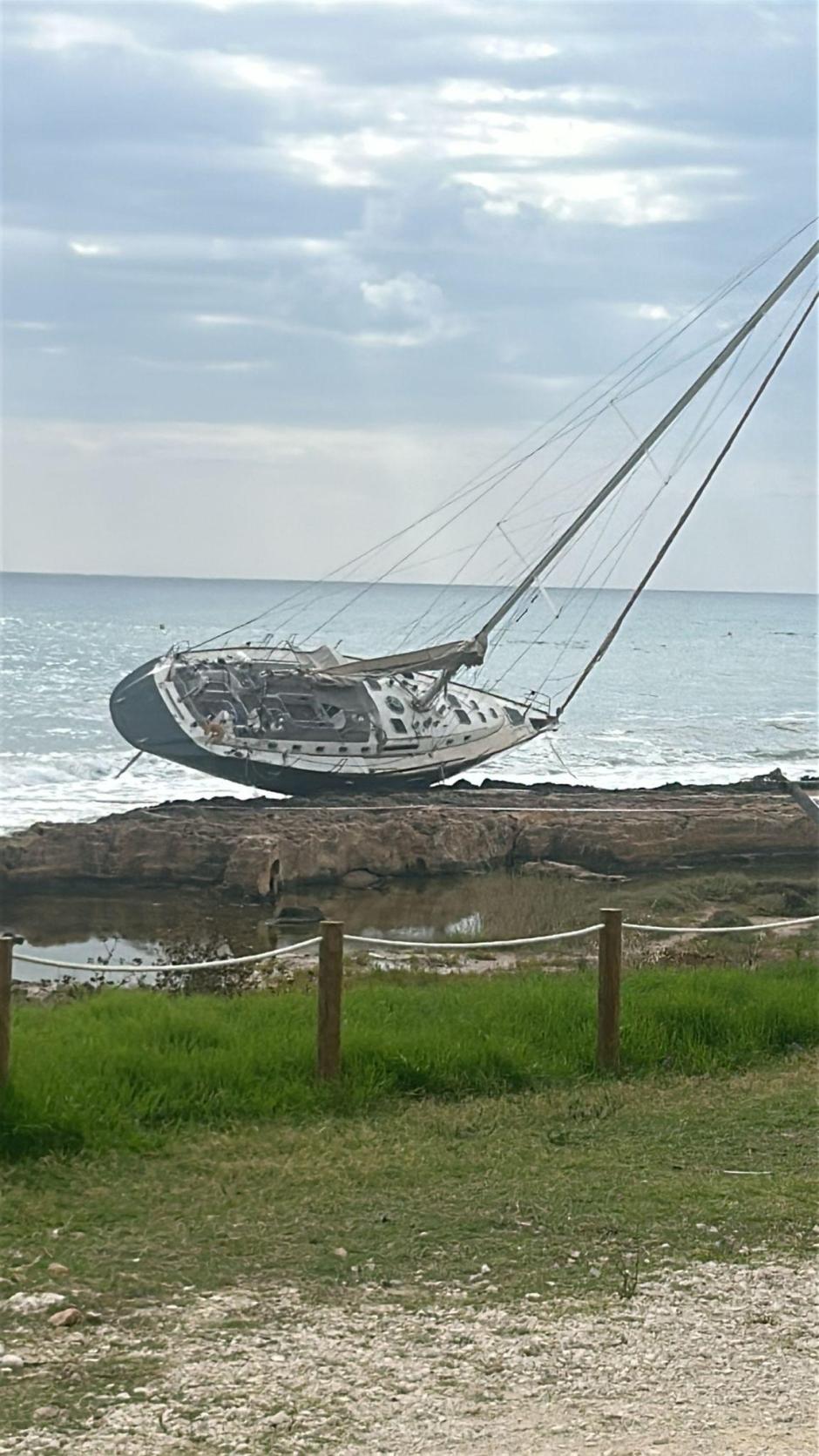 Imagen del velero de 15 metros encallado en Jávea, Alicante