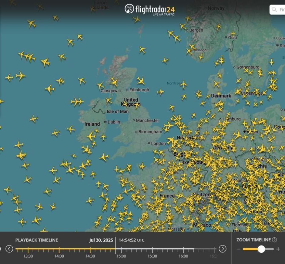 Mapa de Flightradar24 que muestra la paralización de los despegues de aviones de los aeropuertos británicos