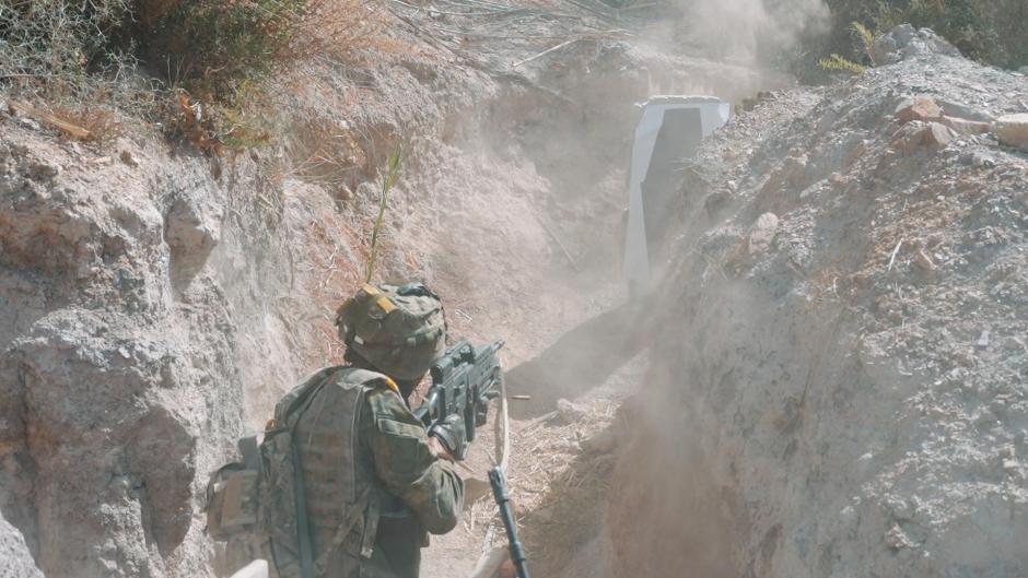Un legionario entrena en el campo de Viator (Almería)