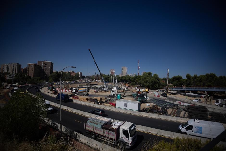 Trabajadores durante las obras de la A-5