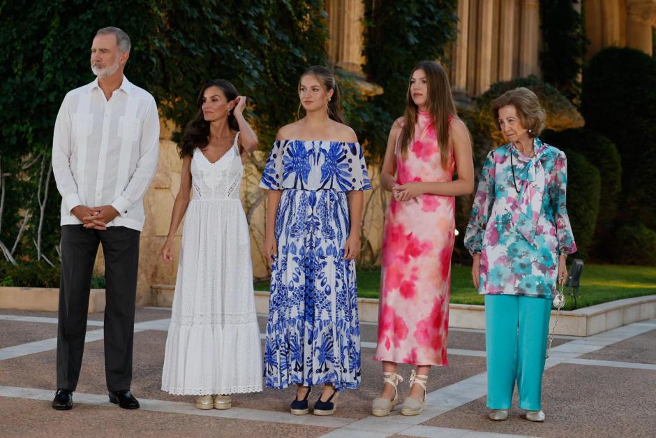 Los Reyes con sus hijas y la Reina Sofía