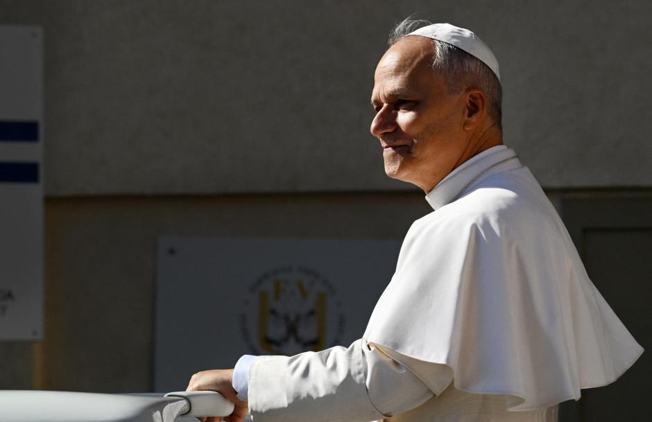 El Papa León XIV asiste a la audiencia general semanal en la Plaza de San Pedro del Vaticano el 30 de julio de 2025 ante miles de jóvenes peregrinos en Roma con motivo del Jubileo de la Juventud