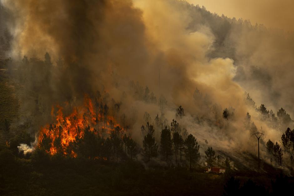 CHANDREXA DE QUEIXA (OURENSE), 09/08/2025.- El incendio forestal en Chandrexa de Queixa (Ourense) sigue avanzando, este sábado, con 450 hectáreas afectadas y, además, se mantienen activos otros dos incendios en Galicia y hay tres más controlados.EFE/ Brais Lorenzo