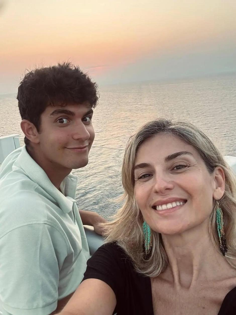 Sandra Golpe, con su hija Juan