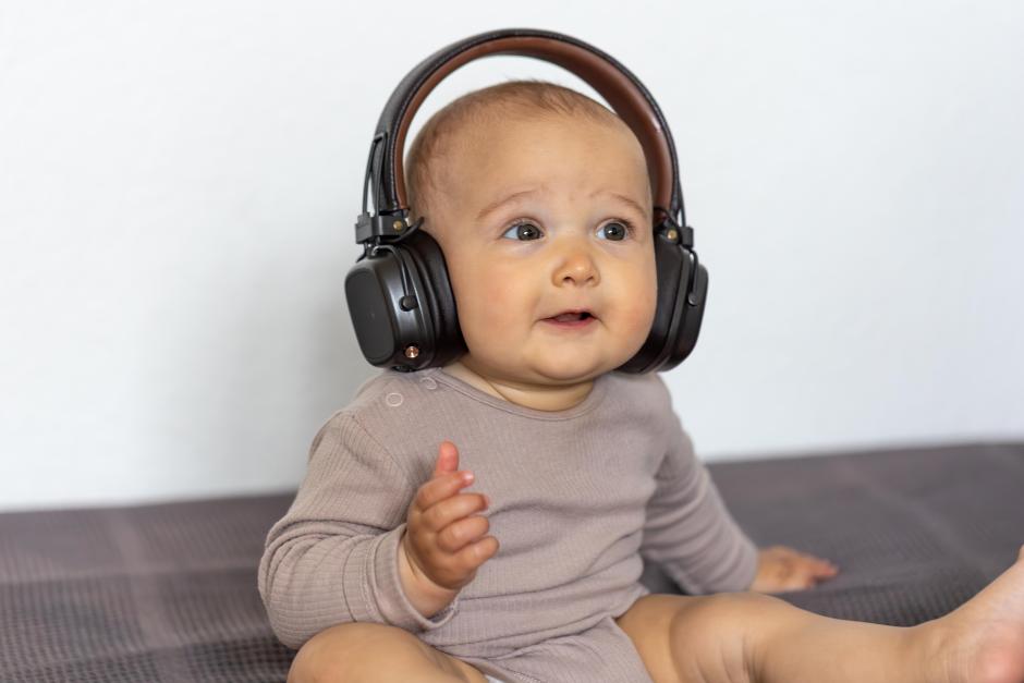 Un bebé escucha música en su casa