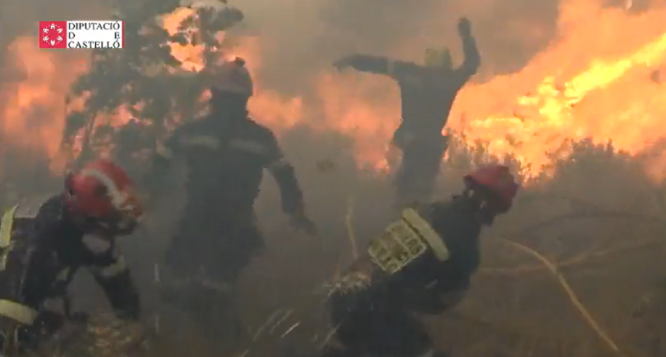 Imagen de archivo de bomberos luchando contra el fuego en Bejís, Castellón, en agosto de 2022