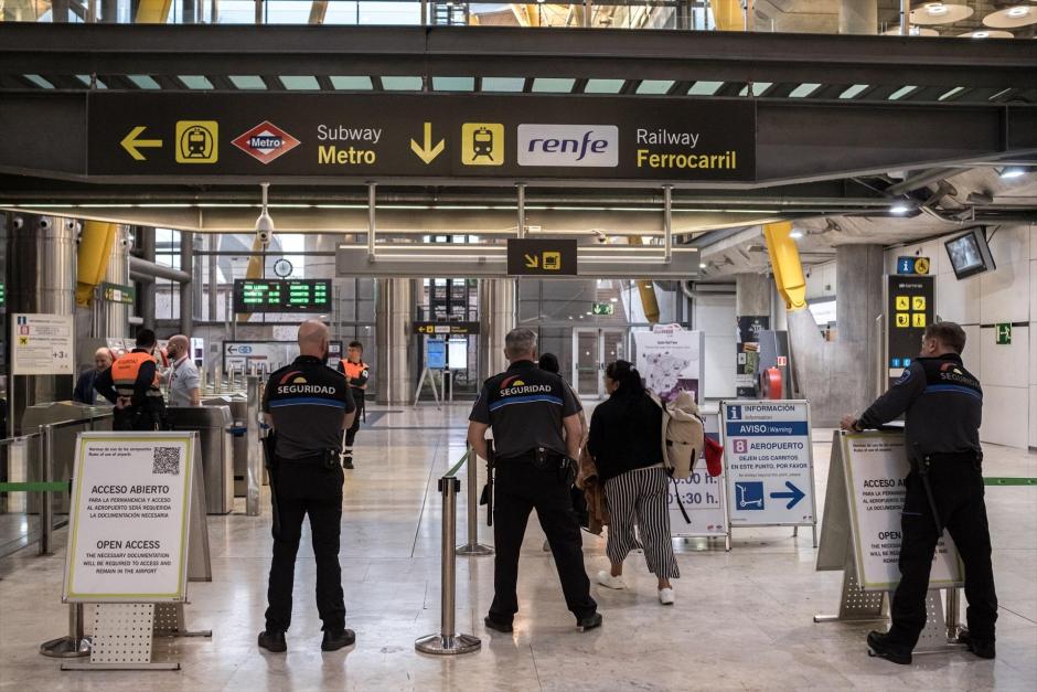 Un vigilante de Sureste Seguridad en la Terminal 4 del Aeropuerto Adolfo Suárez Madrid-Barajas