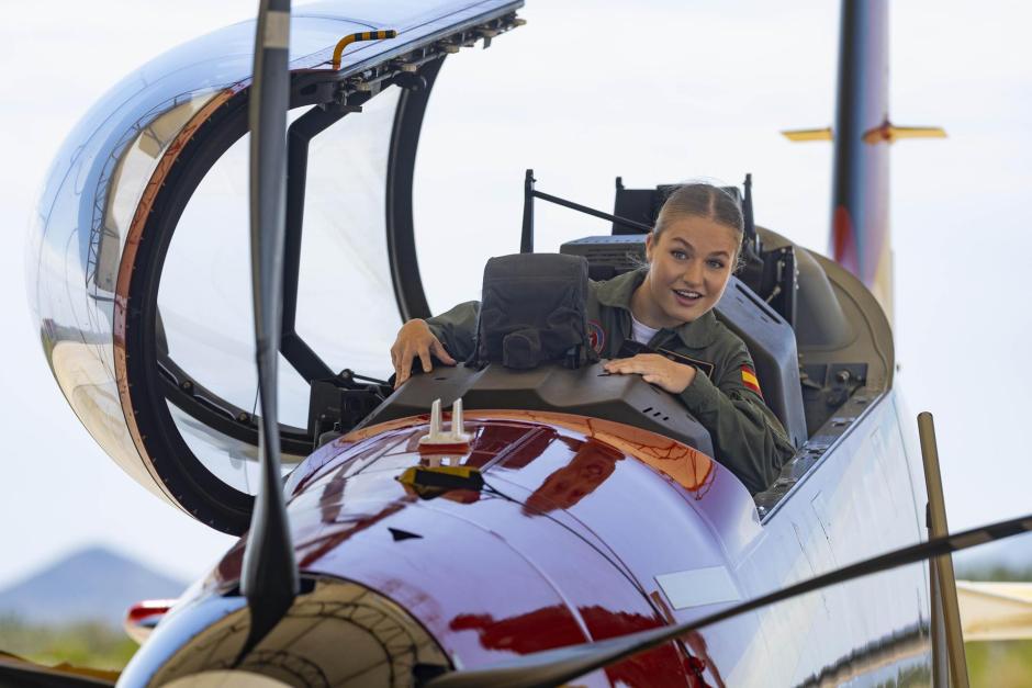 La Princesa Leonor ha ingresado este lunes en la Academia General del Aire (AGA) en San Javier (Murcia) donde, ataviada con el mono de vuelo, ha tenido su primera toma de contacto con el avión de entrenamiento Pilatus P-31 en el que se forman todos los alumnos del Ejército del Aire y del Espacio.