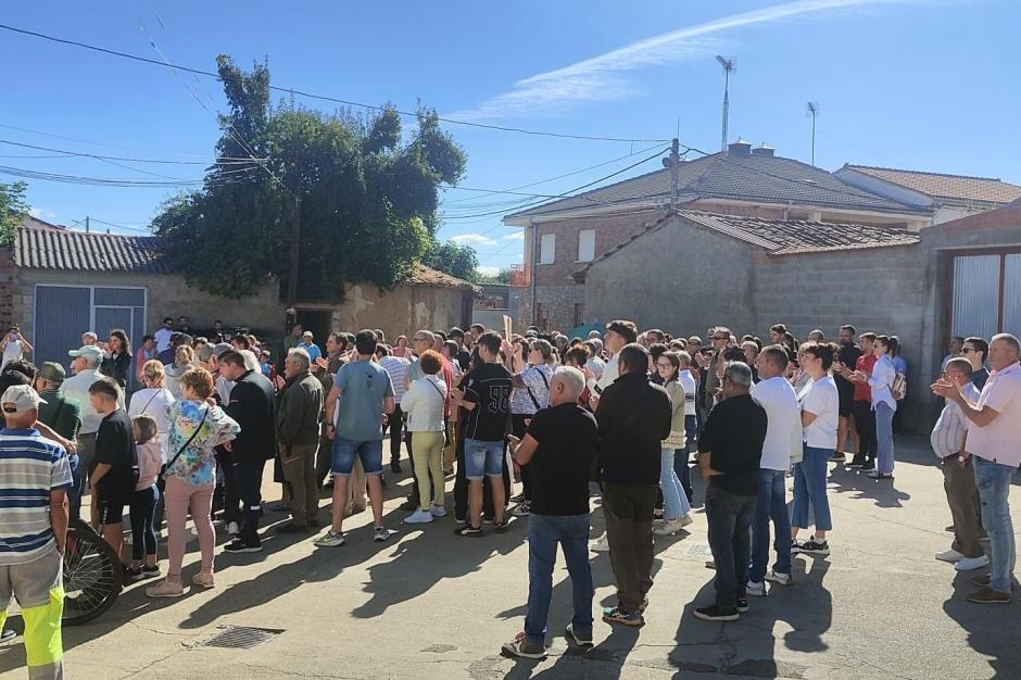 Unas 300 personas se concentraron en Olleros de Tera, Zamora, para exigir la libertad del dueño del bar