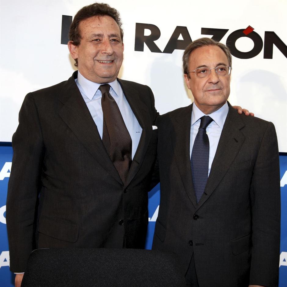El presidente del Real Madrid, Florentino Pérez (d), acompañado por el periodista Alfonso Ussía, durante el acto "La Razón de...", organizado por el citado periódico