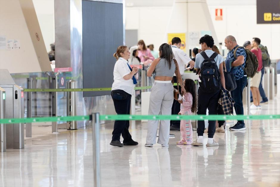 Viajeros en el Aeropuerto Adolfo Suárez Madrid-Barajas