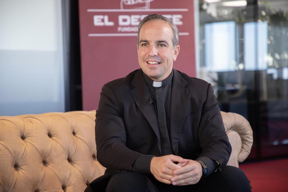 El sacerdote Ignacio Amorós durante su visita a 'El Debate'