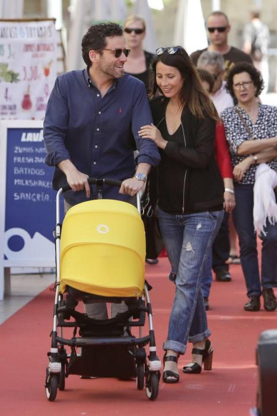 La actriz Bárbara Goenaga y el político Borja Semper con su hijo por las calles de Málaga.
25/04/2016
Málaga