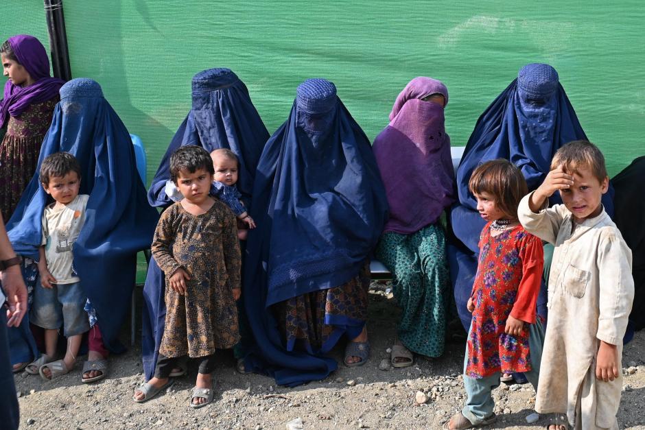 Mujeres y niños afganos con burka