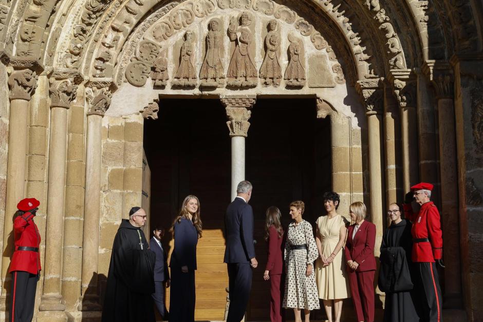 Los Reyes y la Princesa Leonor, a su llegada al Monasterio de Leyre