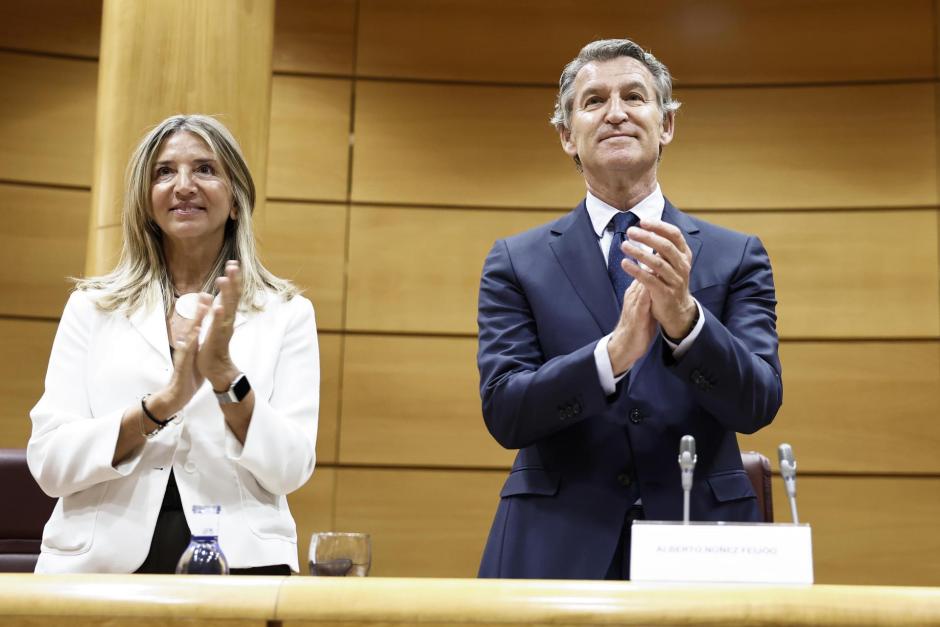 El líder del PP, Alberto Núñez Feijóo junto a la portavoz del PP en el Senado, Alicia García