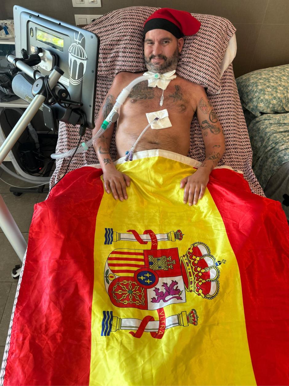 El activista Jordi Sabaté, con barretina y la bandera de España