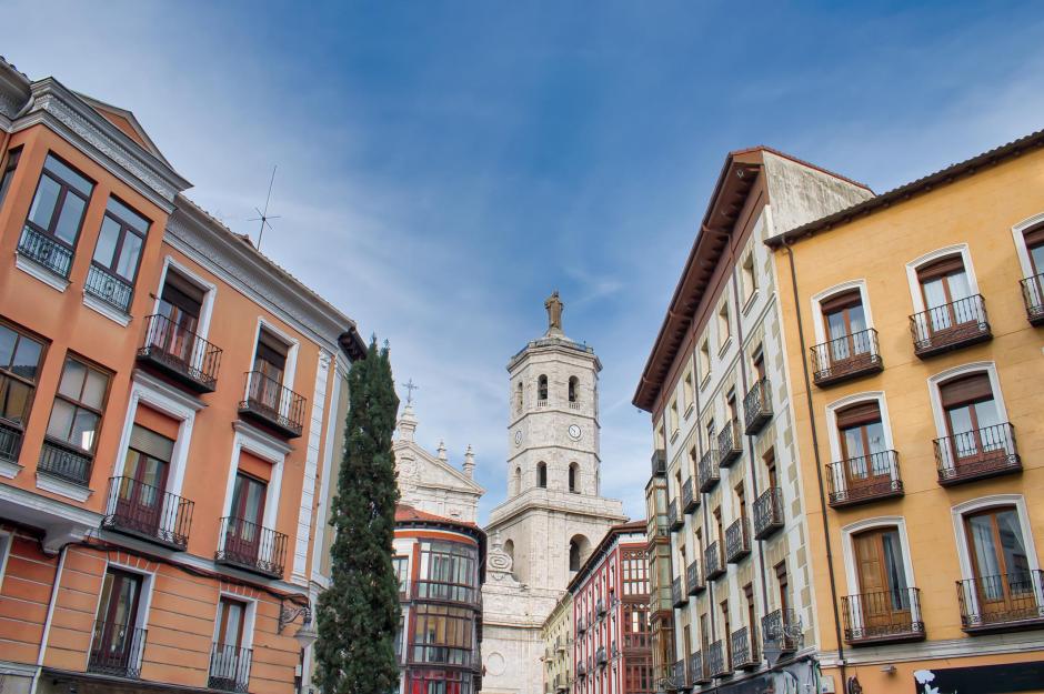 Calles en el centro histórico de Valladolid con la torre campanario de la catedral de fondo