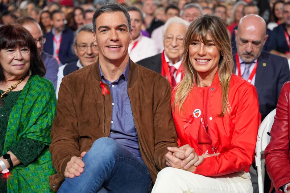 El Presidente del Gobierno, Pedro Sánchez, y su esposa Begoña Gómez durante la clausura del 41º Congreso Federal del PSOE