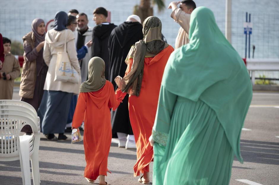 Mujeres y una niña con hiyab en Ceuta