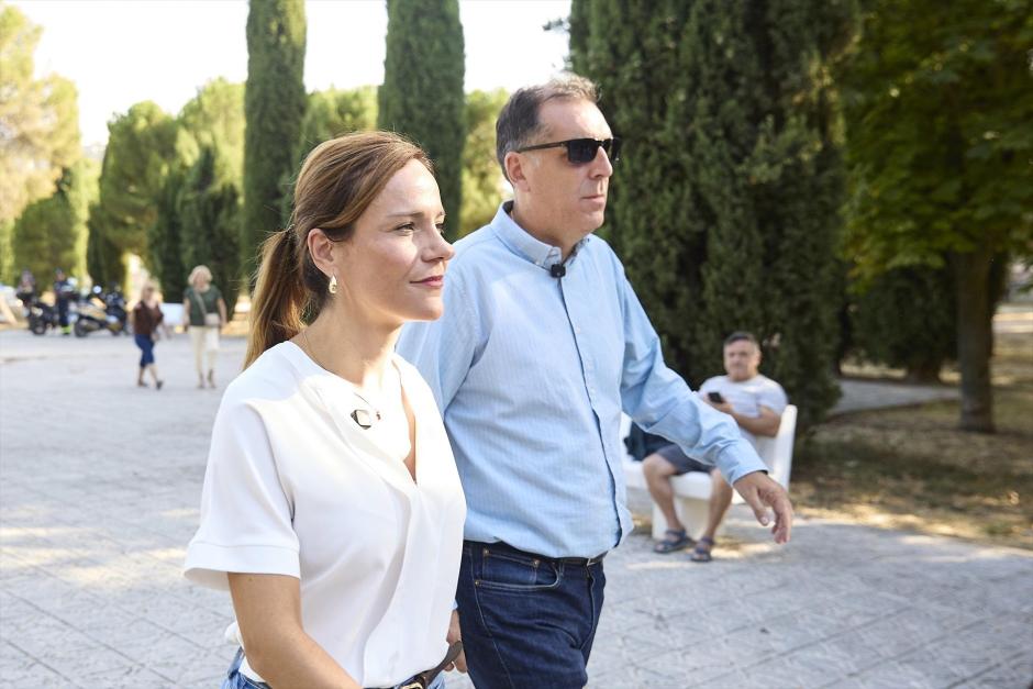 La portavoz de Vox de Agenda España, Isabel Pérez Moñino, y el portavoz nacional de Inmigración, Samuel Vázquez