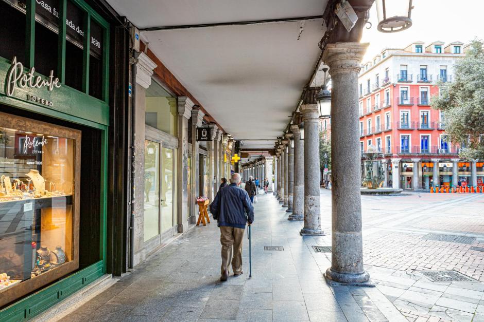 Persona mayor caminando por el centro de Valladolid