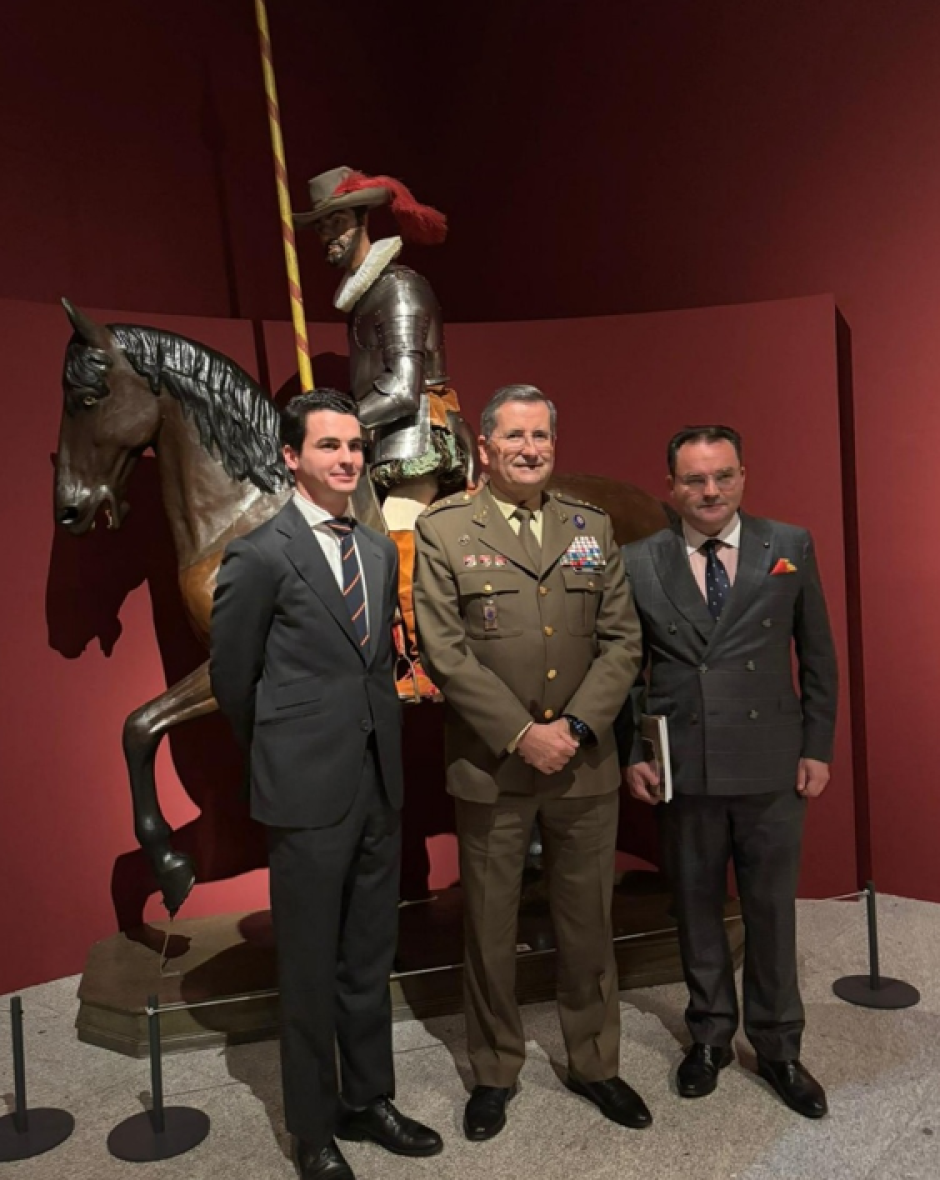 Ramón Pita da Veiga, padre e hijo,  descendientes del Héroe de Pavía con el JEME Enseñat