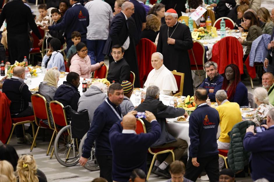 El Santo Padre, durante su almuerzo con los pobres