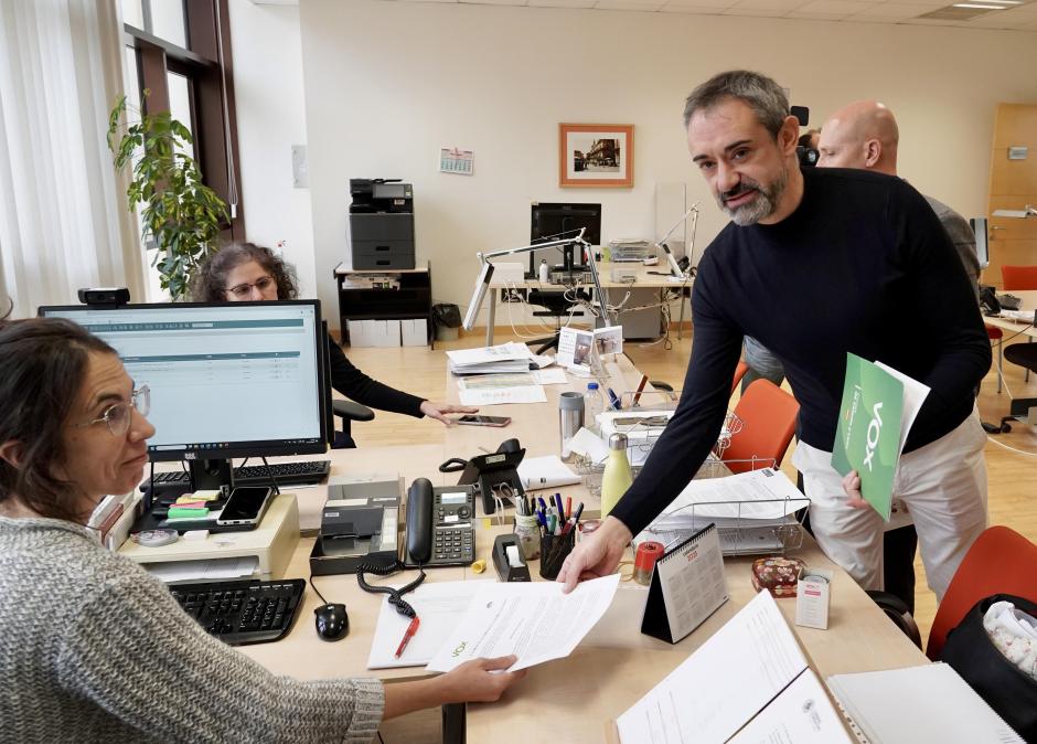 El portavoz parlamentario de Vox, David Hierro, registra la  Enmienda a la totalidad a los presupuestos en las Cortes