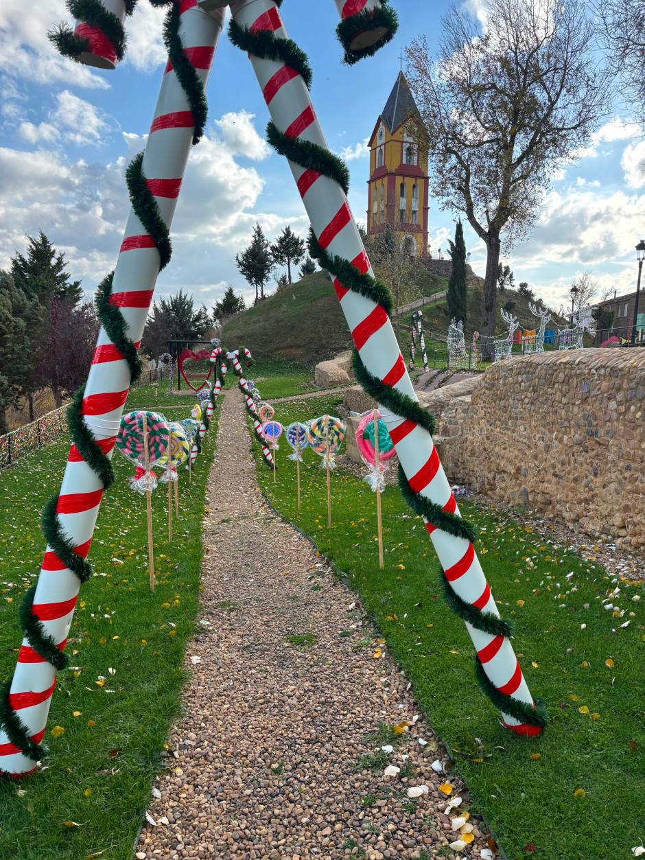 Paseo de piruletas gigantes, que forman parte de la decoración navideña de Almanza (León).

REMITIDA / HANDOUT por VIVE ALMANZA
Fotografía remitida a medios de comunicación exclusivamente para ilustrar la noticia a la que hace referencia la imagen, y citando la procedencia de la imagen en la firma
18/11/2025