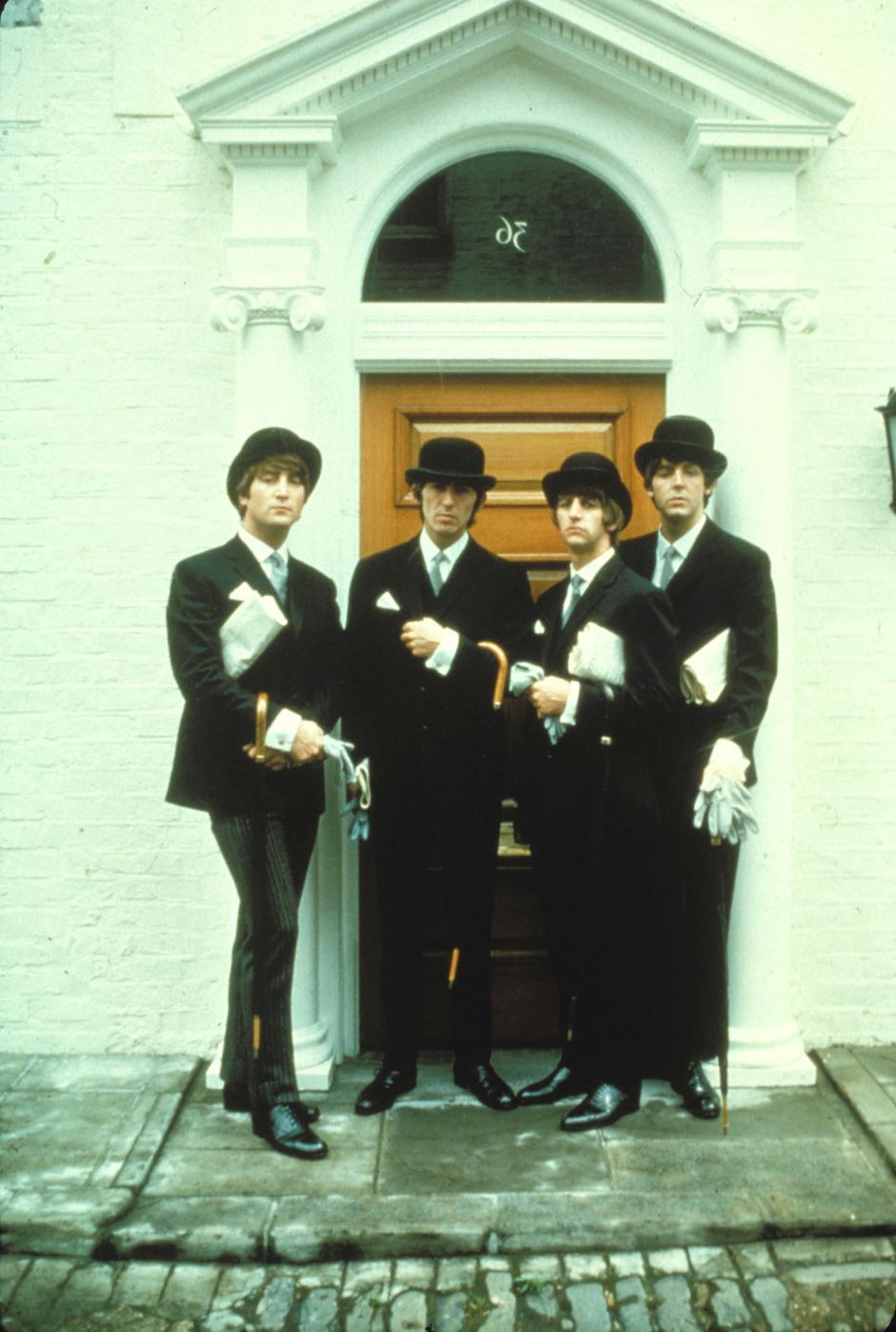 GRUPO DE MUSICA THE BEATLES : PAUL MCCARTNEY , RINGO STARR , GEORGE HARRISON Y JOHN LENNON EN LA DECADA DE 1960