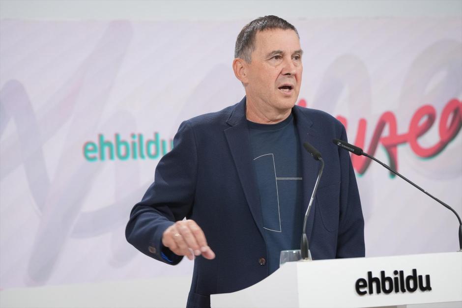 (Foto de ARCHIVO)
El secretario general de EH Bildu, Arnaldo Otegi, durante una rueda de prensa, en la sede del partido, a 29 de agosto de 2025, en San Sebastián, Guipúzcoa, País Vasco (España). EH Bildu reúne en San Sebastián a la Mesa Política de Hegoalde, coincidiendo con el inicio del curso político, en la que se analizan y trabajan los objetivos del curso, entre ellos, y de manera especial, la convocatoria de la Conferencia Política que tendrá lugar el 20 de septiembre en Tabakalera.

Unanue / Europa Press
29/8/2025