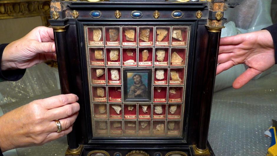 Relicario del siglo XVII que contiene restos óseos de numerosos Santos