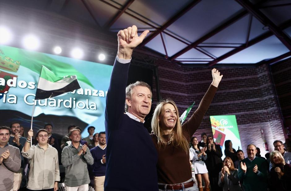 El presidente del PP, Alberto Núñez Feijóo (i), la presidenta del PP de Extremadura, María Guardiola