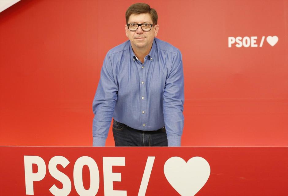 Francisco Salazar, en una imagen de archivo, en la sede del PSOE

REMITIDA / HANDOUT por PSOE
Fotografía remitida a medios de comunicación exclusivamente para ilustrar la noticia a la que hace referencia la imagen, y citando la procedencia de la imagen en la firma
08/4/2019