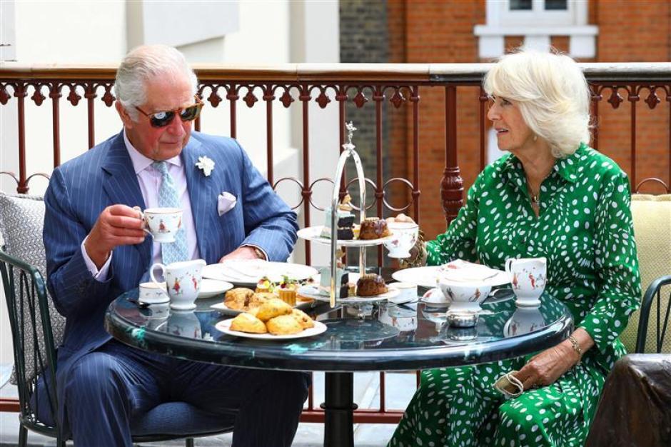 Los Reyes Carlos III y Camila tomando el té
