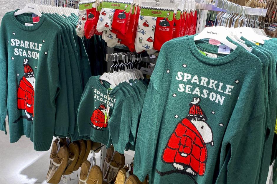 MADRID, 09/12/2025.- Para muchos, el jersey con motivos navideños se ha convertido en una prenda divertida, en un guiño humorístico a las fiestas navideñas, para otros en una pieza extravagante de dudosos gusto estético. O se ama o se odia. EFE/Inmaculada Tapia
