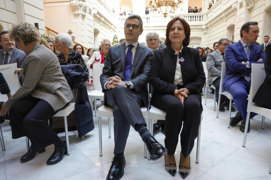 El ministro de Justicia Félix Bolaños y la recién nombrada fiscal general del Estado, Teresa Peramato, este jueves durante la toma de posesión de la nueva Fiscal en la sede de la Fiscalía General del Estado.