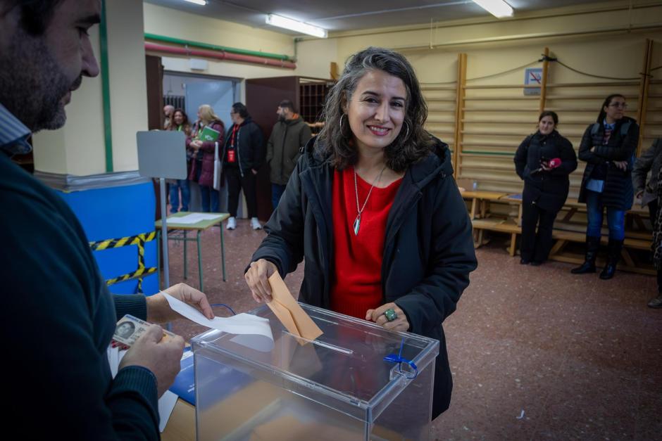 La candidata de Unidas por Extremadura a la Presidencia de la Junta, Irene de Miguel, ejerce su derecho al voto en el CEIP José María Calatrava de Mérida (Badajoz), este domingo