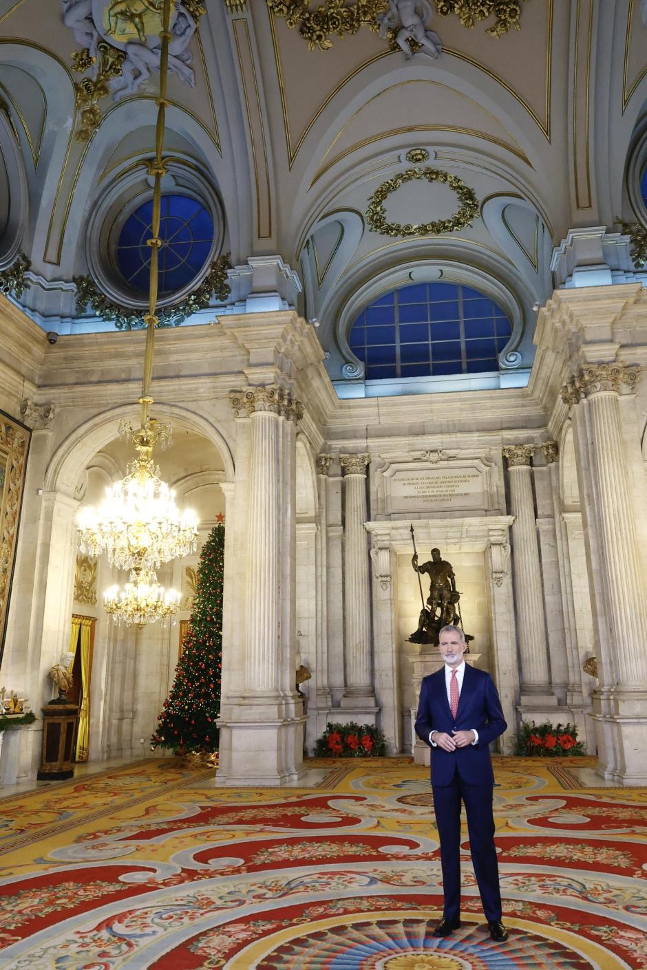 El Rey, durante la grabación del Mensaje de Navidad en el Salón de Columnas del Palacio Real