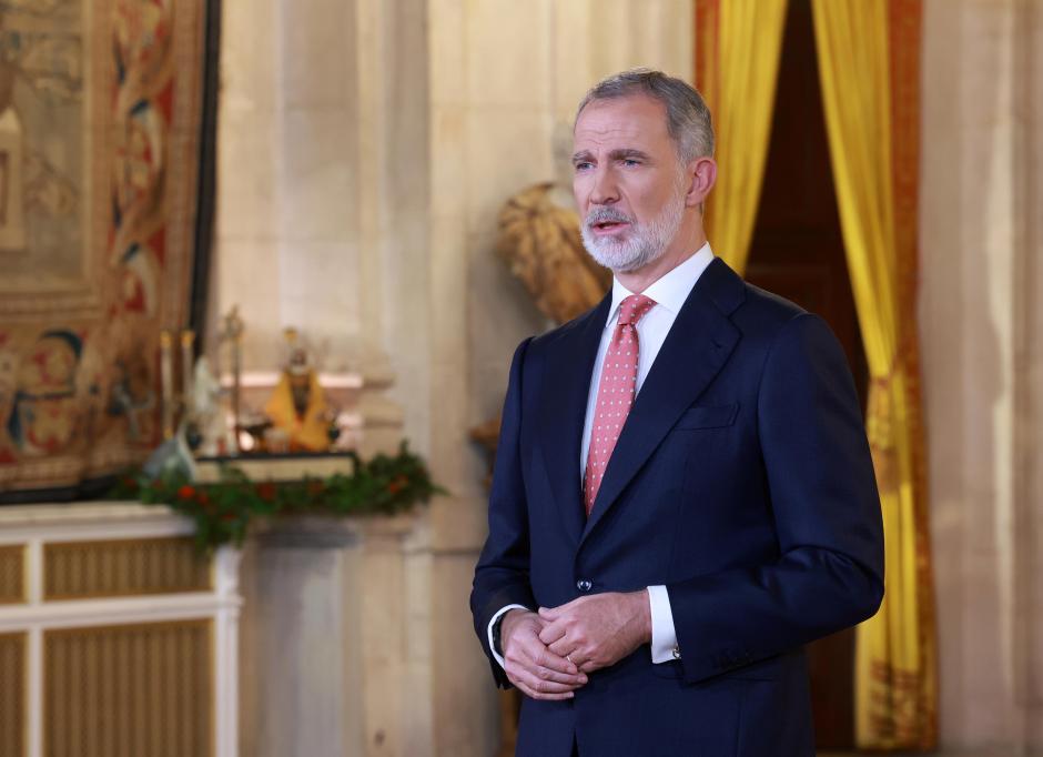 Don Felipe, junto al Nacimiento que le ha acompañado en el Mensaje de Navidad
